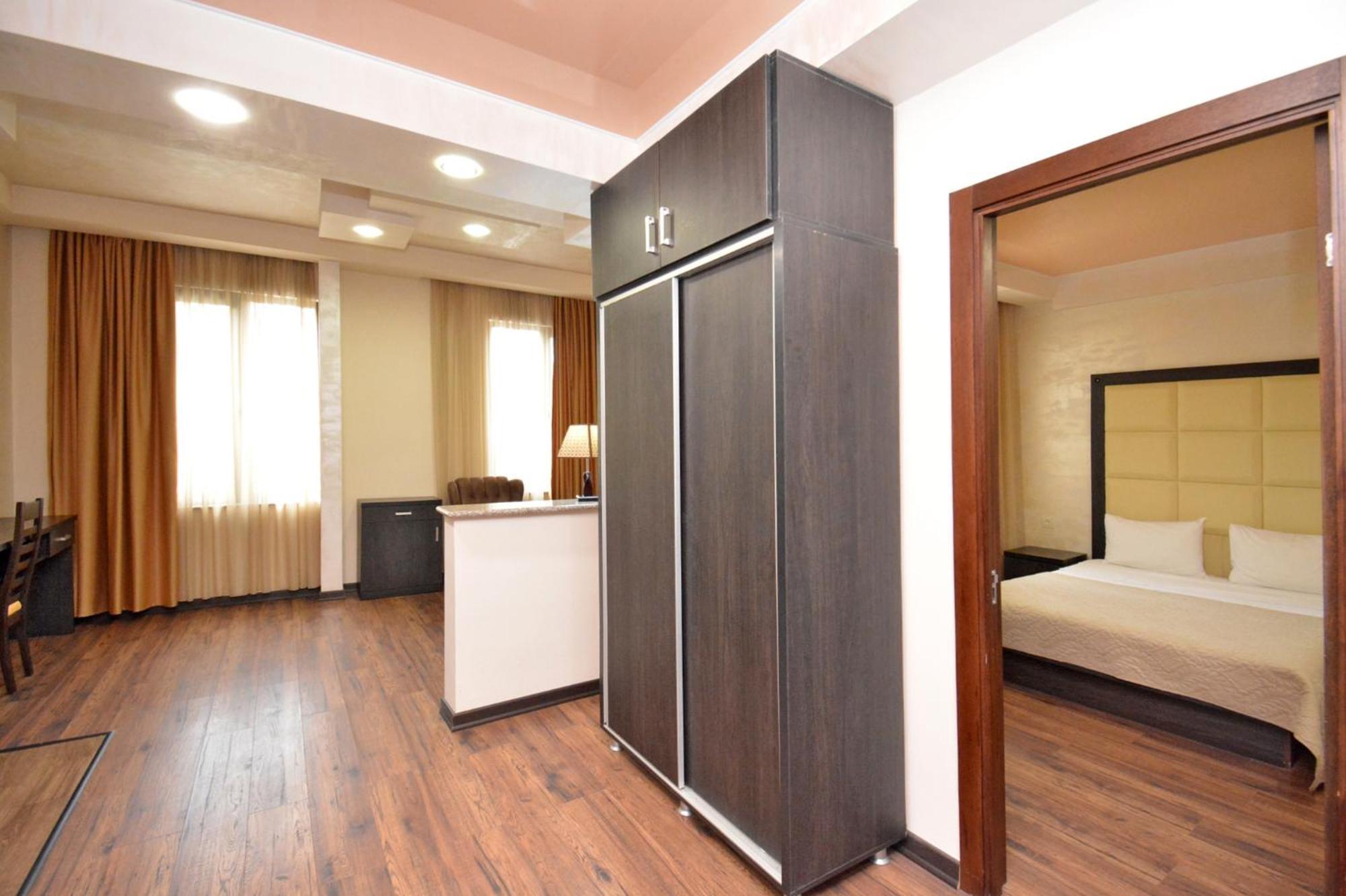 Hotel Partiez エレバン エクステリア 写真