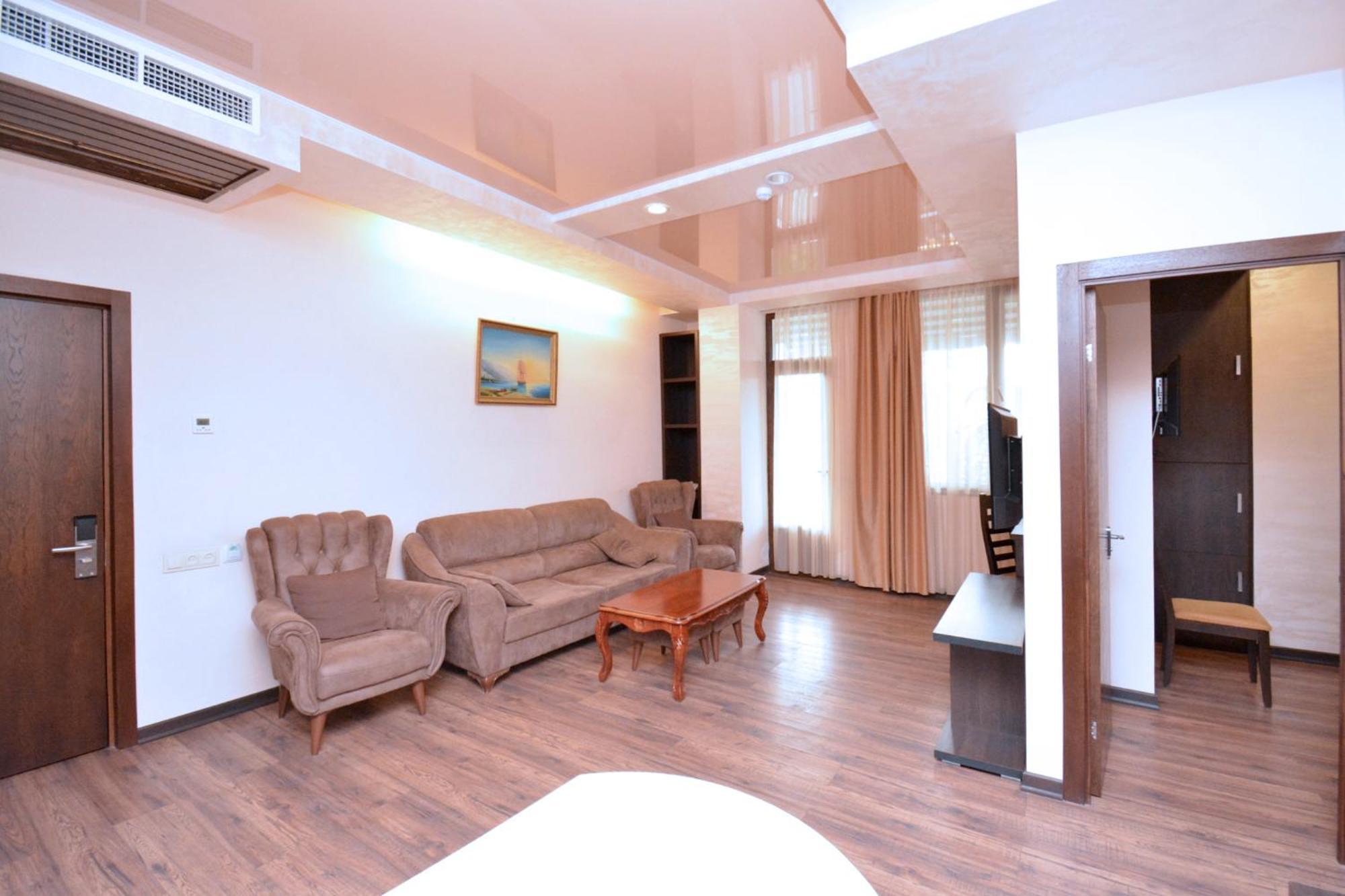 Hotel Partiez エレバン エクステリア 写真