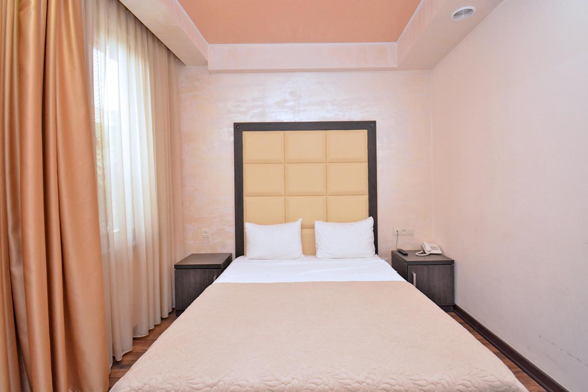 Hotel Partiez エレバン エクステリア 写真