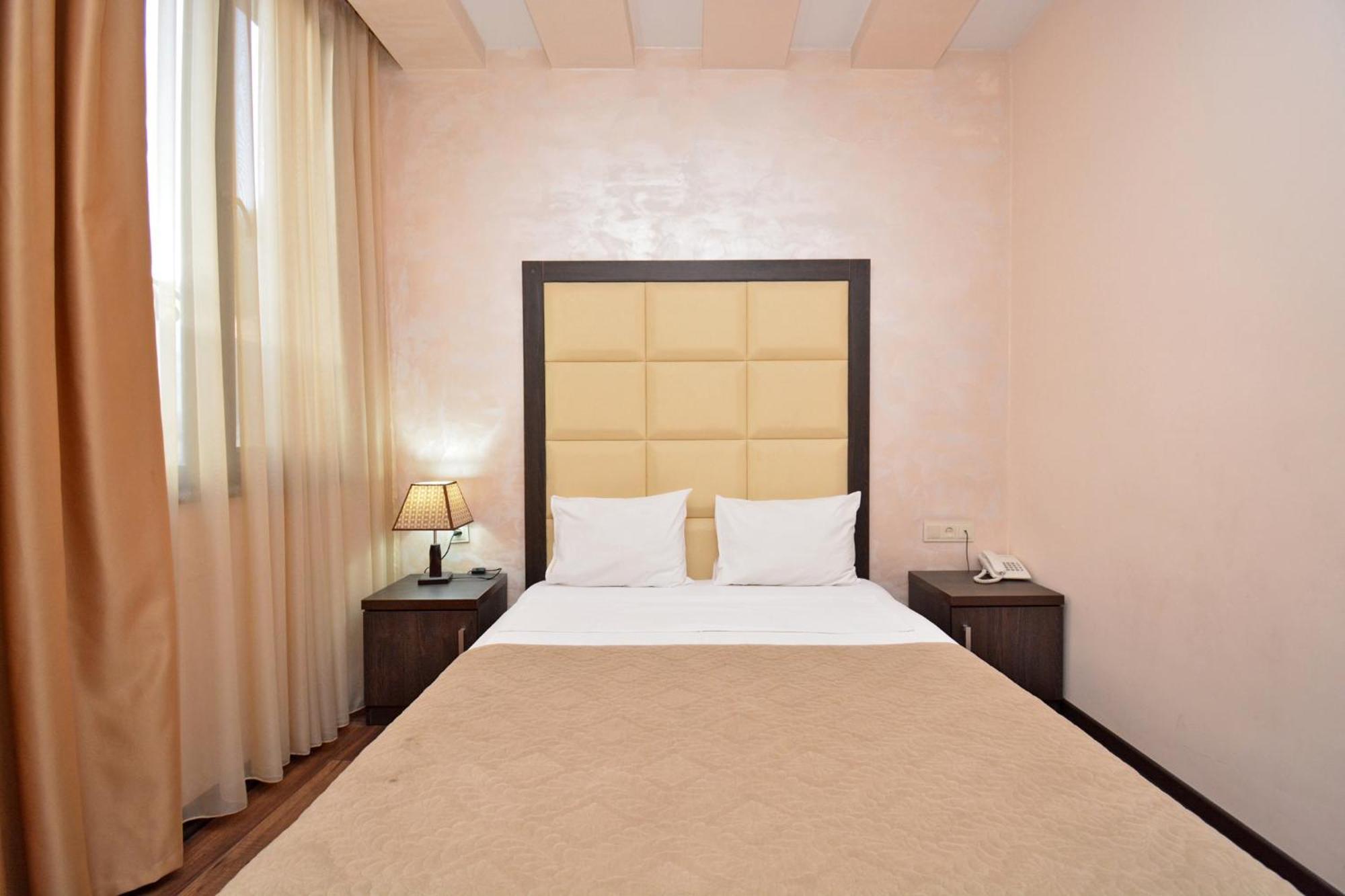 Hotel Partiez エレバン エクステリア 写真