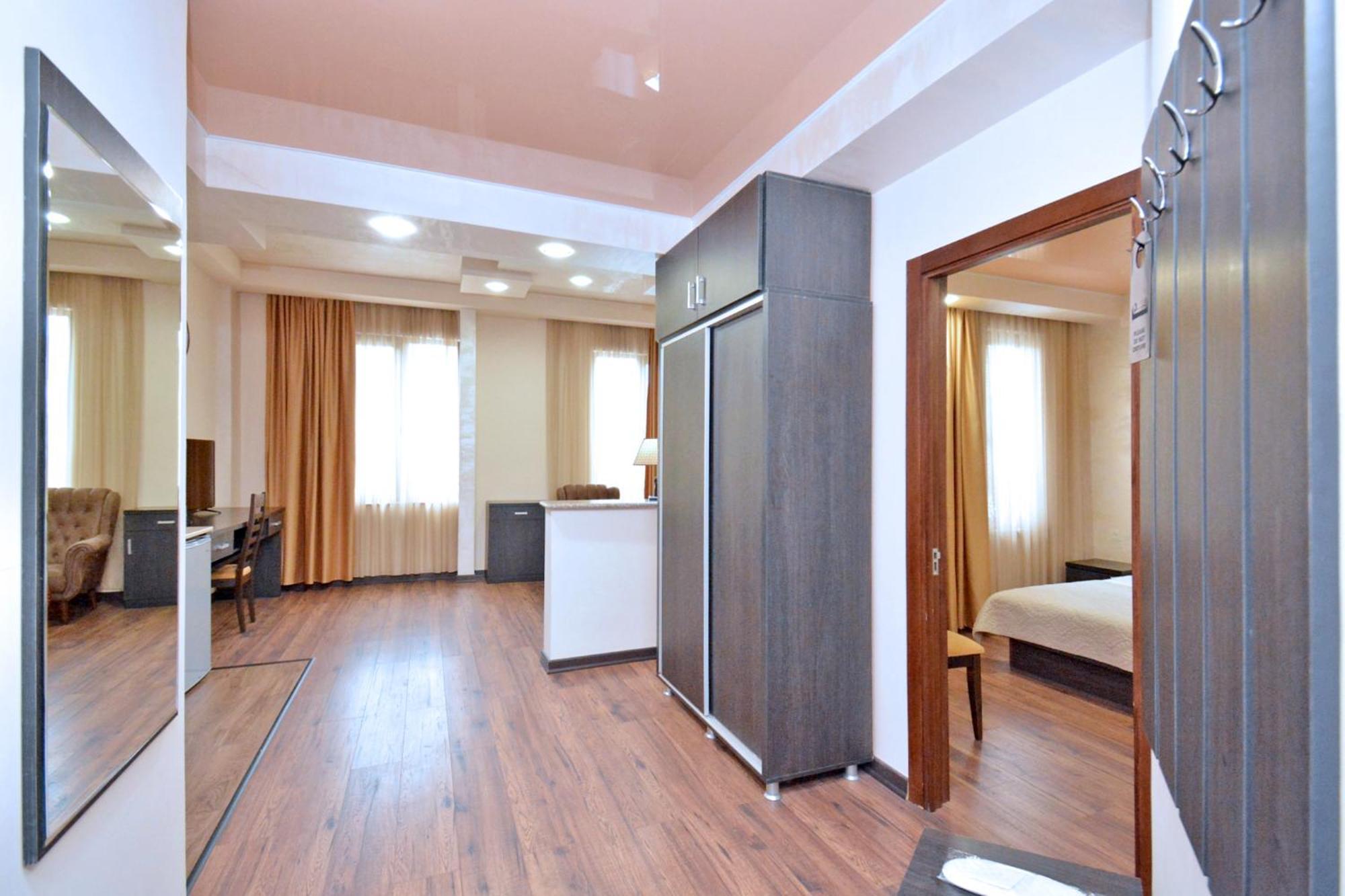 Hotel Partiez エレバン エクステリア 写真