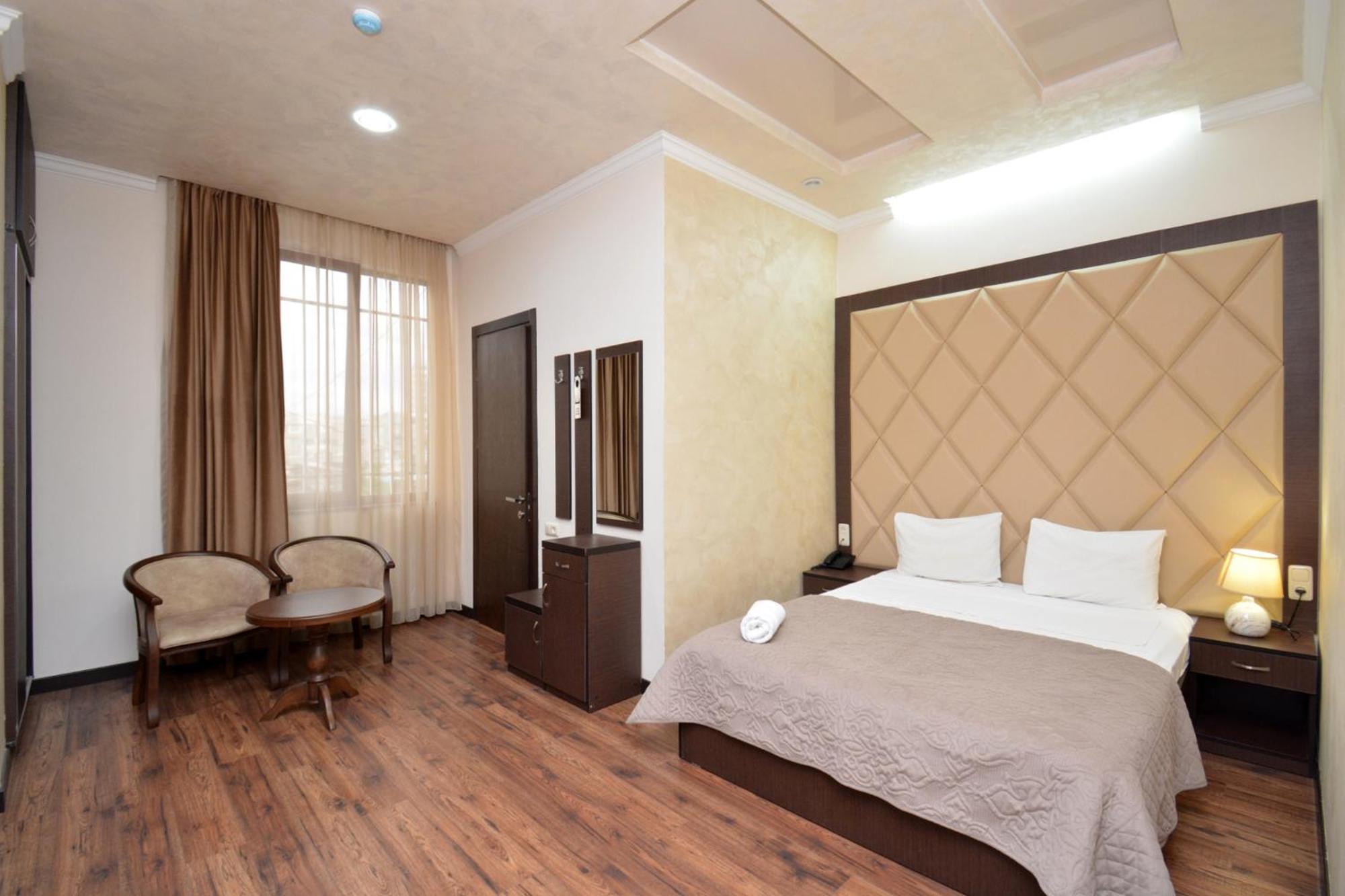 Hotel Partiez エレバン エクステリア 写真