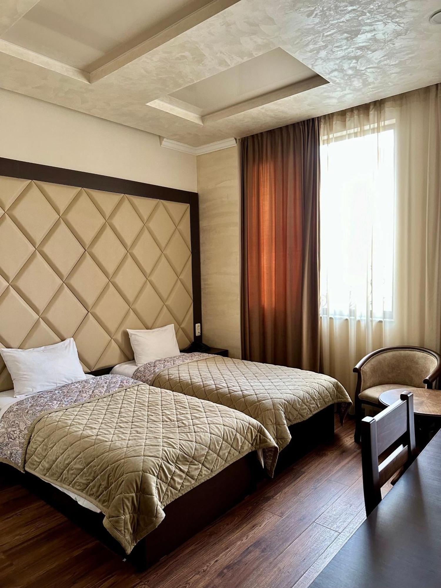 Hotel Partiez エレバン エクステリア 写真